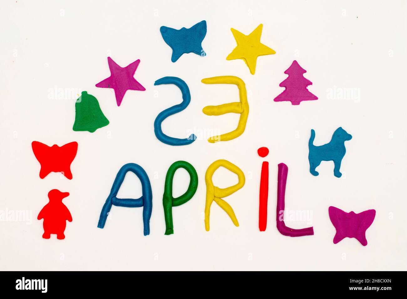 23 aprile iscrizione e figure scritte con pasta su sfondo bianco. 23 aprile giornata mondiale dei bambini Foto Stock