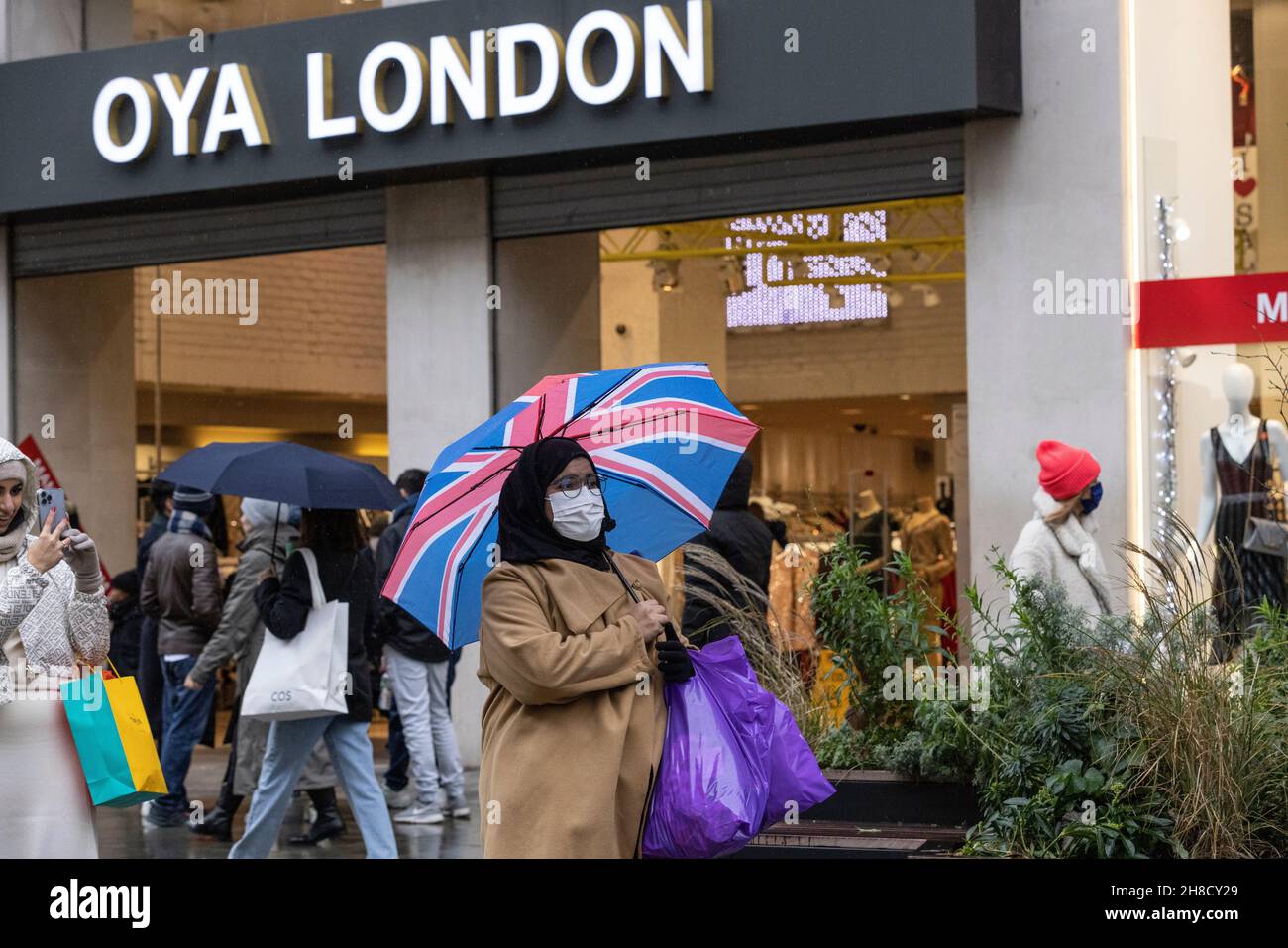 Gli amanti dello shopping natalizio di Londra possono sfruttare al massimo la libertà di uscire e godersi le attrazioni turistiche durante le feste, mentre la variante Omicron minaccia, Regno Unito Foto Stock