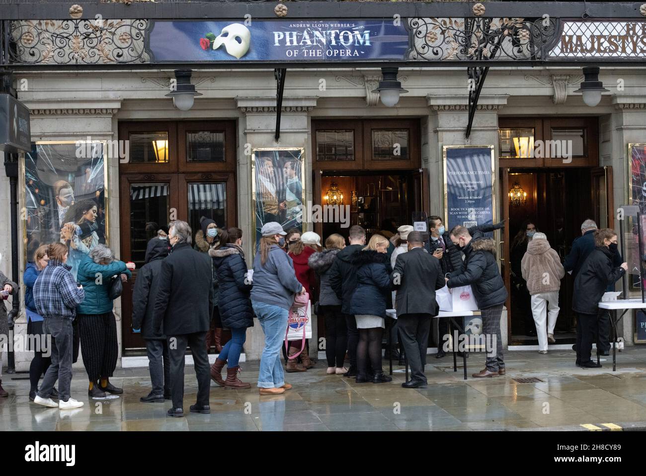 Code in attesa di entrare nel Majestic Theatre per guardare il Fantasma dell'Opera, Haymarket, Londra, Inghilterra, Regno Unito Foto Stock