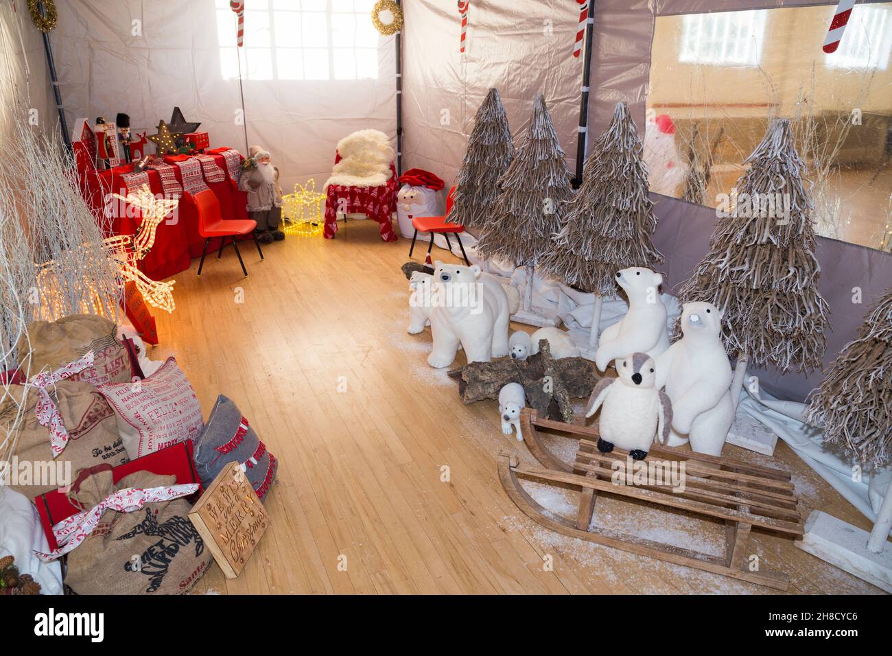 Decorazione / Babbo Natale decorazioni e modelli di orsi polari a Santas grotta prima di un incontro Padre Natale Natale in una sala della chiesa. REGNO UNITO (127) Foto Stock