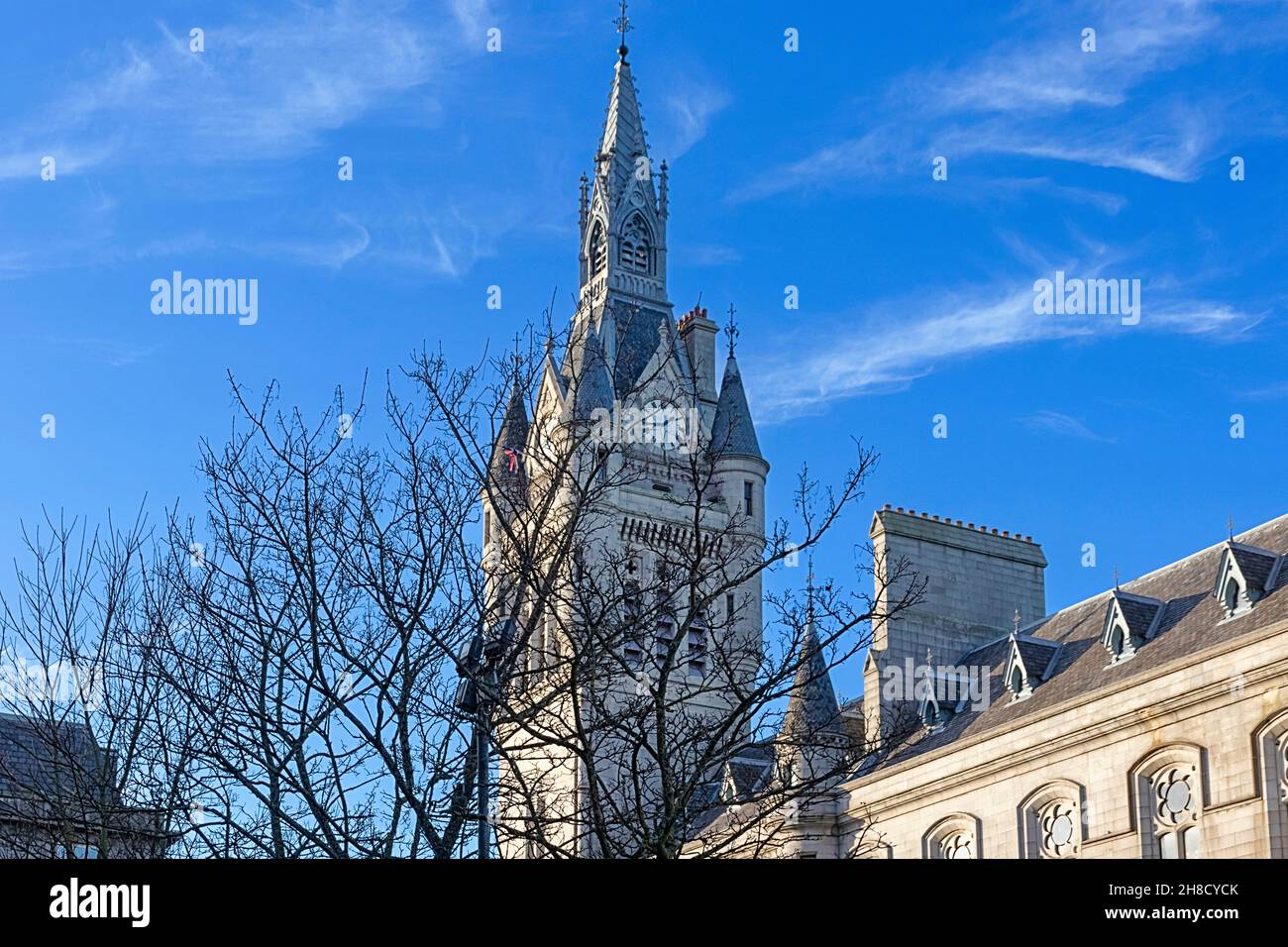 ABERDEEN CITY SCOTLAND TOWN HOUSE TORRE DELL'OROLOGIO E ALBERO IN INVERNO Foto Stock