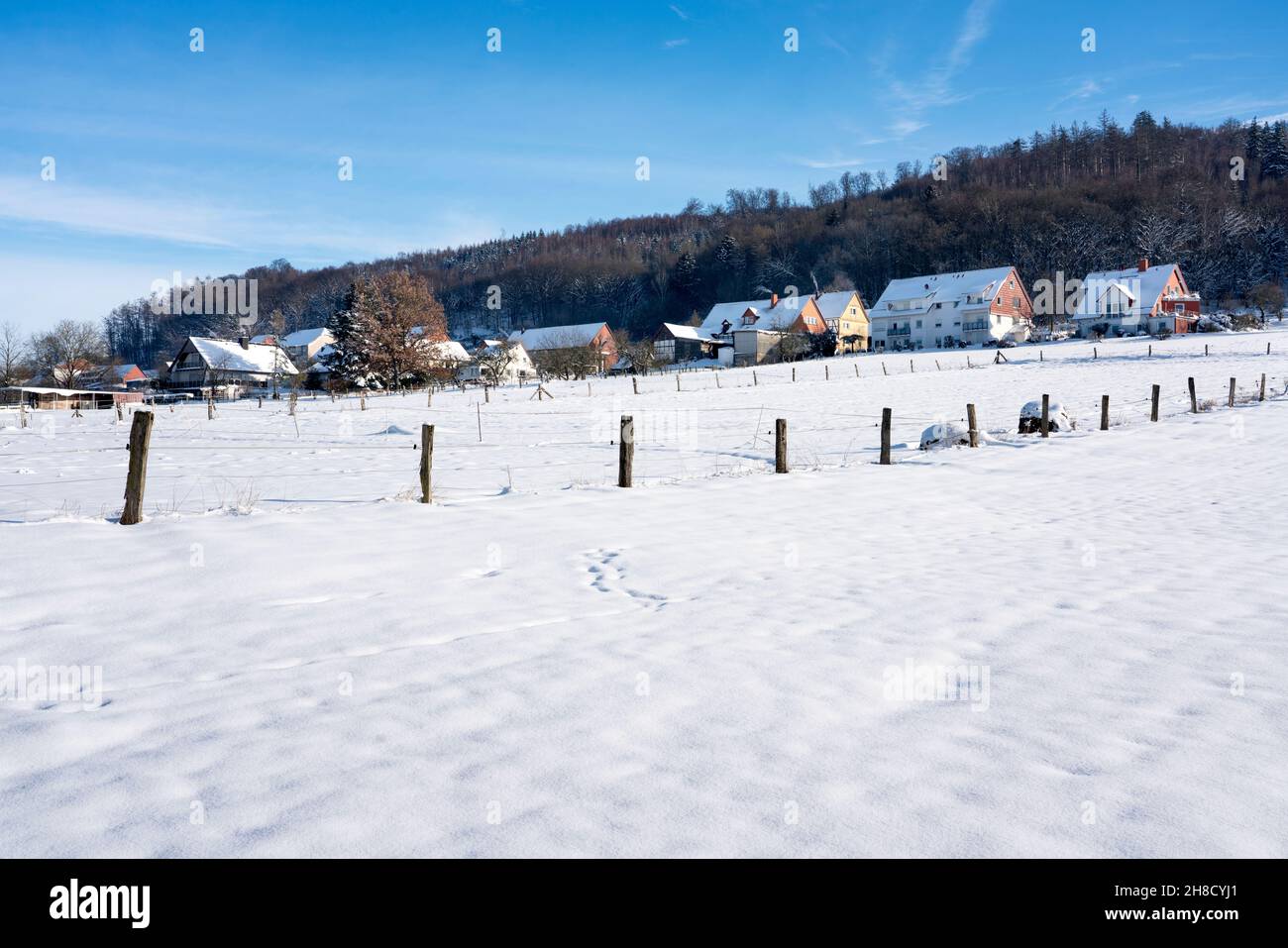 Villaggio di Gewissensenruh in inverno, Wesertal, Weser Uplands, Weserbergland, Assia, Germania Foto Stock