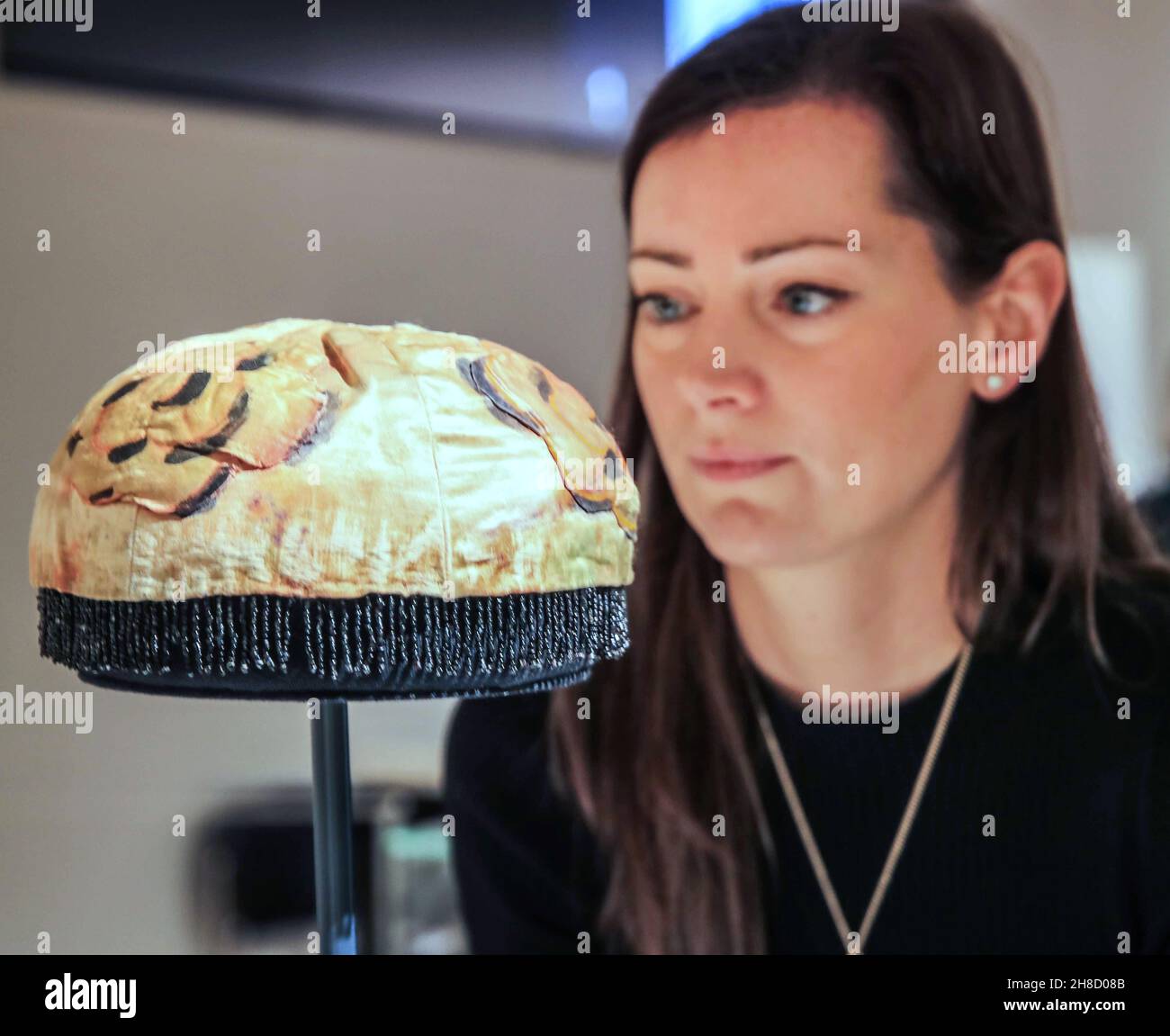 London UK 29 Nov 2021xHenri Matisse (1869)1954 cappello per una signora di corte (lanterna-portatore) da 'le Chant du Rossignola' testa-cranio in seta dipinta a mano con frange in perline di vetro 12.2 x 19,2 cm (4 13/16 x 7 9/16in). Eseguito per la prima mondiale del balletto all'Opéra di Parigi il 2 febbraio 1920. La produzione di Sergei Diaghilev, la musica di Igor Stravinsky, la coreografia di Léonide Massine e il set design e costumi di Henri Matisse. Est €12,000 - €18,000 Paul Quezada-Neiman/Alamy Live News Foto Stock