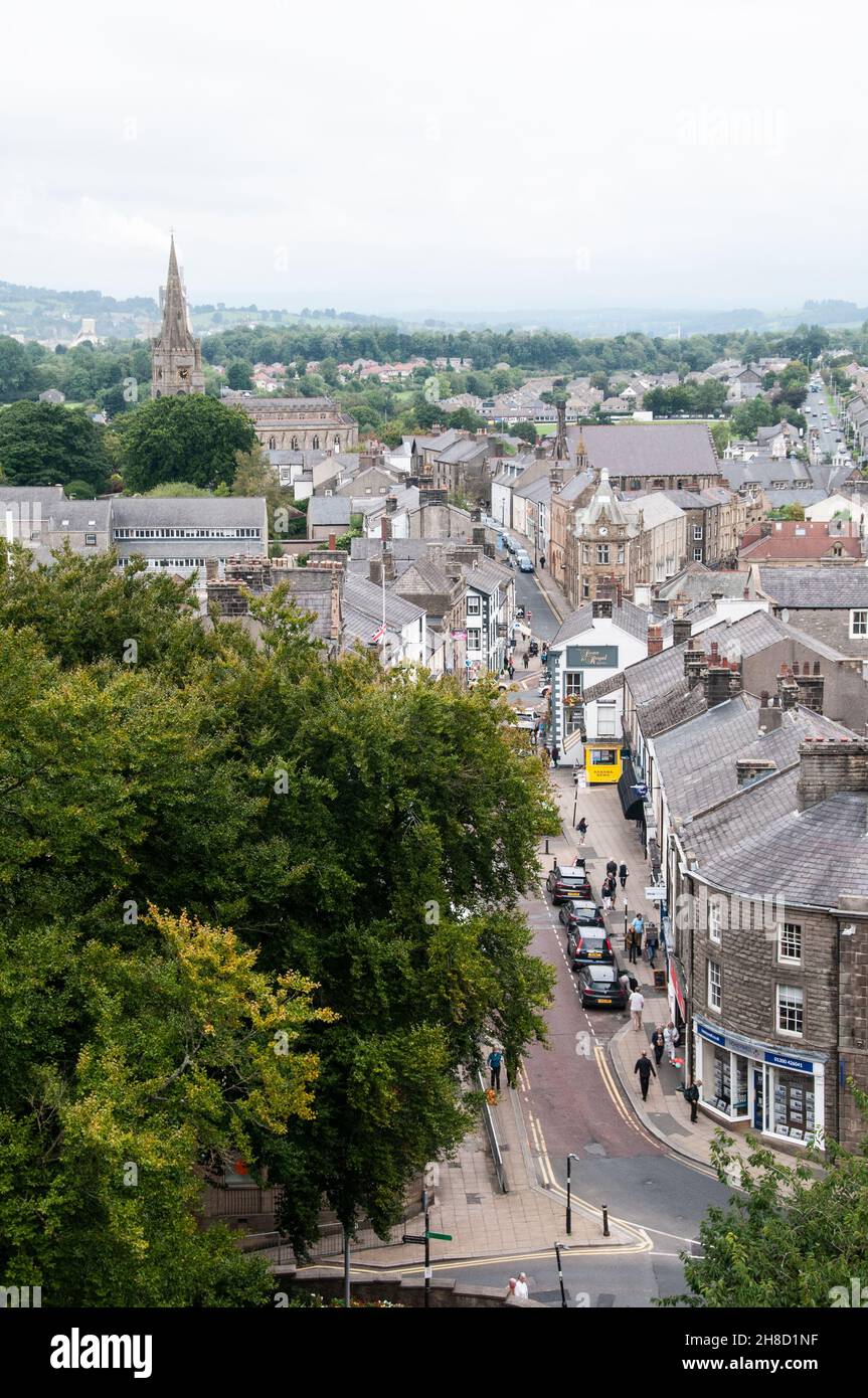 Intorno al Regno Unito - Clitheroe Main Street, vista dal Castle Grounds Foto Stock