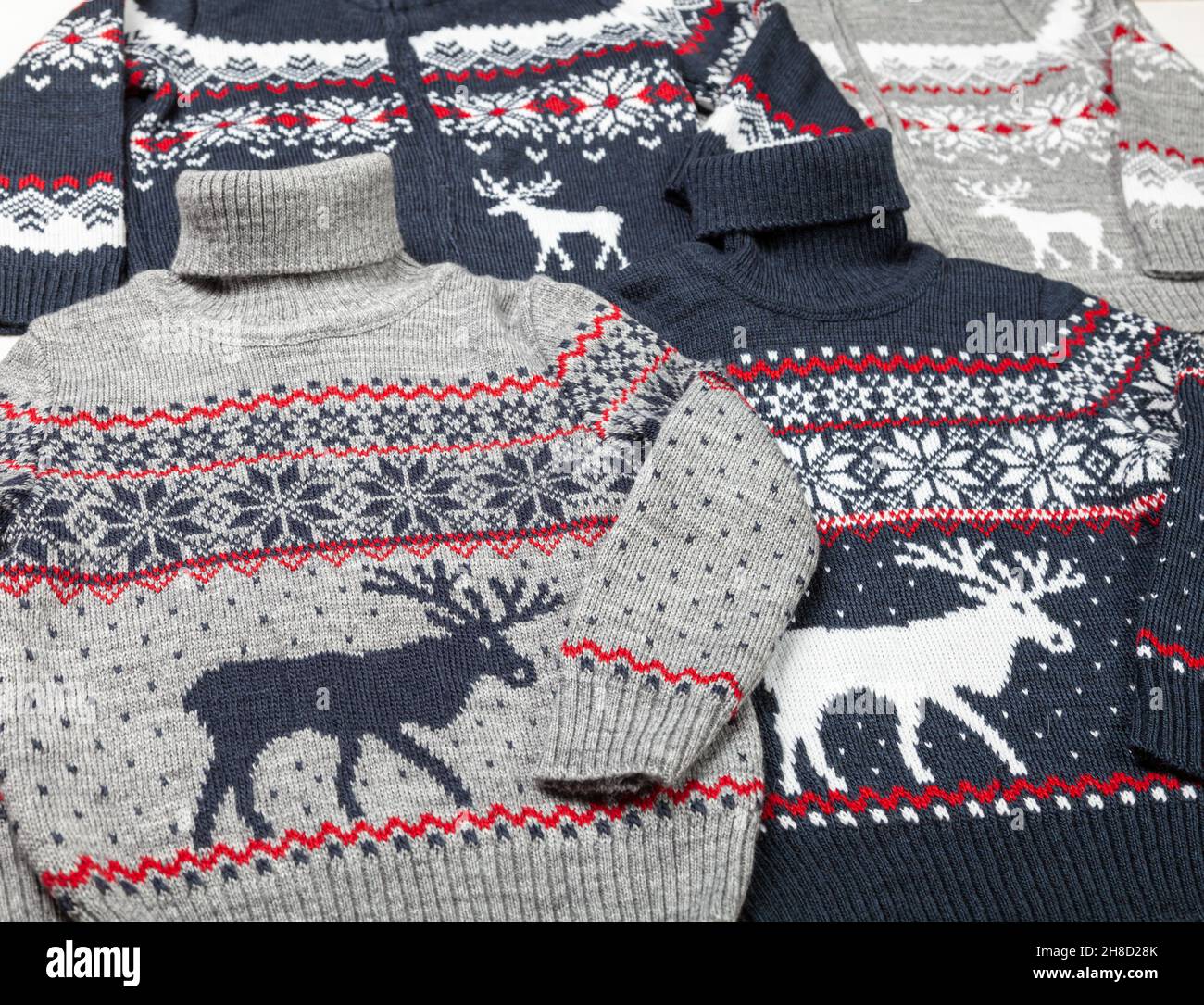 Vari maglioni in lana scandinavo a maglia per bambini con motivo rosa  norvegese (Selburose) e ornamento di alce o cervi noto come Natale Ugly  Foto stock - Alamy