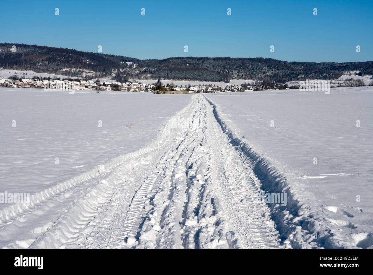 Bike Way R1 in inverno, vicino a Gewissensenruh, Wesertal, Weser Uplands, Weserbergland, Assia, Germania Foto Stock