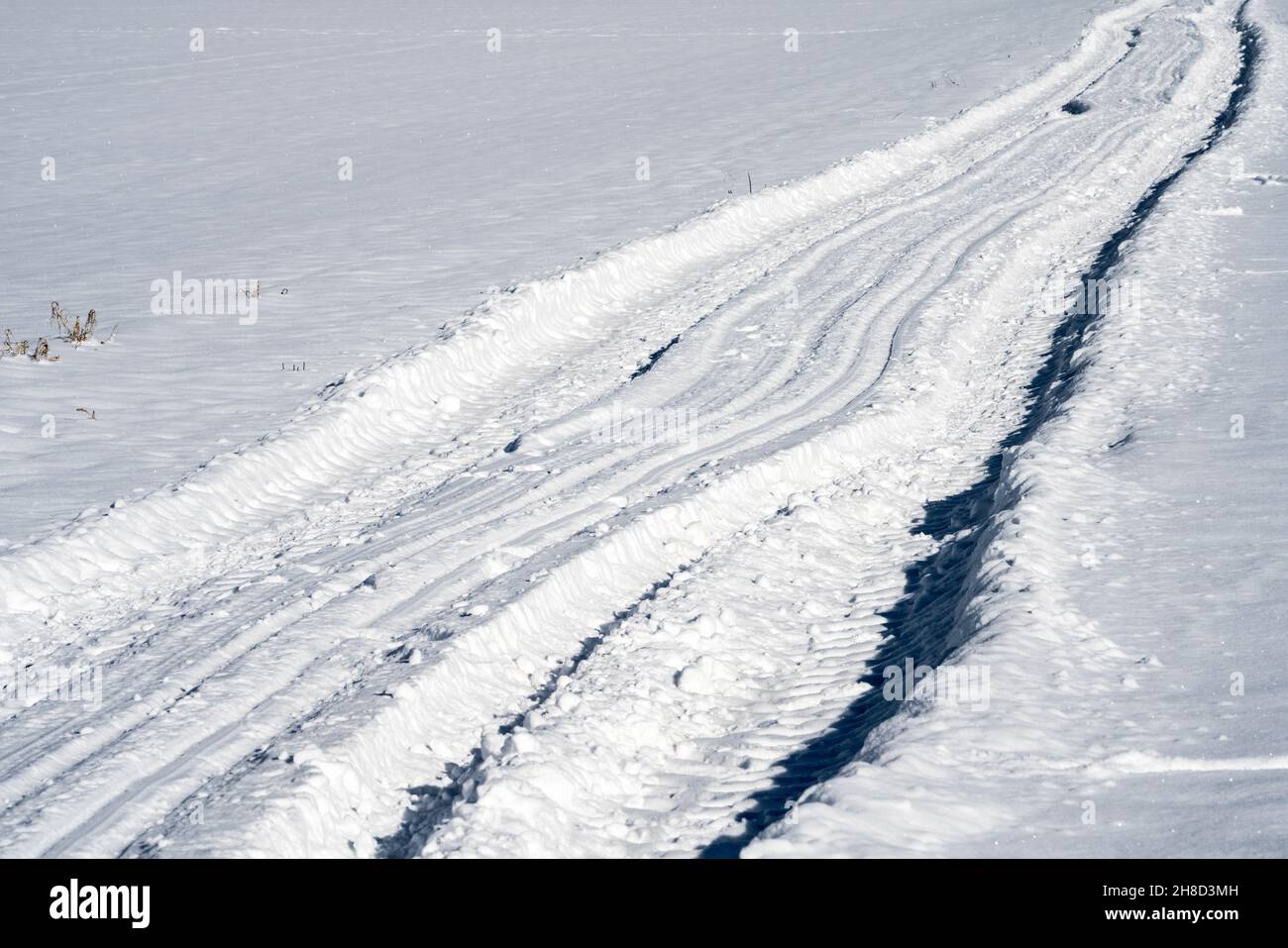 Bike Way R1 in inverno, vicino a Gewissensenruh, Wesertal, Weser Uplands, Weserbergland, Assia, Germania Foto Stock