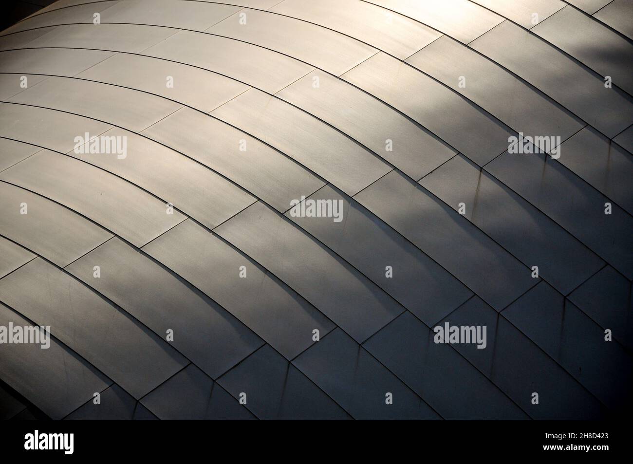 Dettagli delle forme e delle linee, insieme ai loro riflessi, dell'edificio Walt Disney Concert Hall Foto Stock