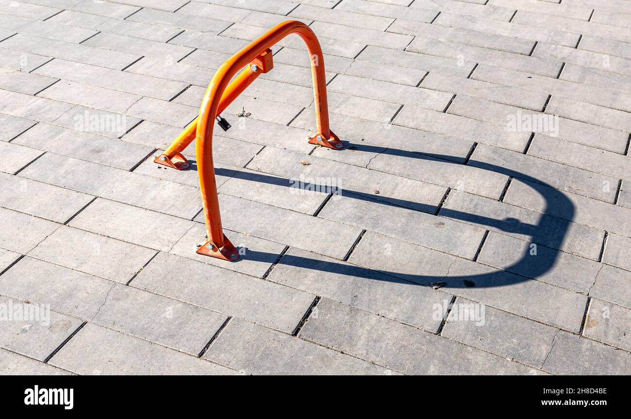 Attrezzatura su strada per evitare il parcheggio per la chiusura temporanea della strada. Barriera pieghevole meccanica Foto Stock