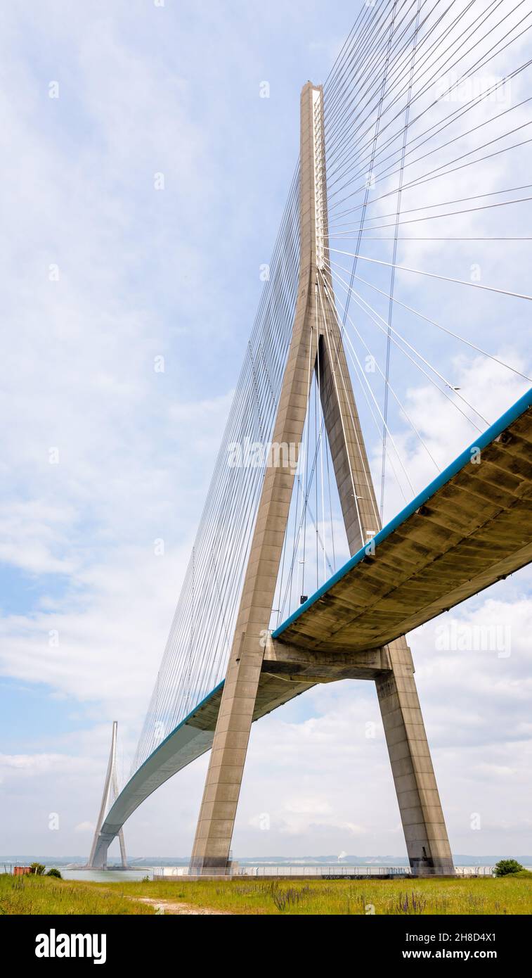 Vista ad angolo basso del ponte e dei piloni del ponte di Normandia, un ponte stradale sterrato sul fiume Senna che collega Honfleur a le Havre in Francia. Foto Stock