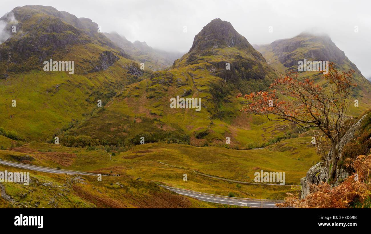 Le tre Sorelle si affacciano sulla strada attraverso il passo a Glencoe, Scozia Foto Stock