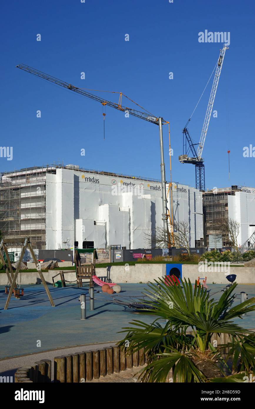 Due hotel in costruzione sul lungomare di Paignton, visti dal Geoplay Park. Foto Stock