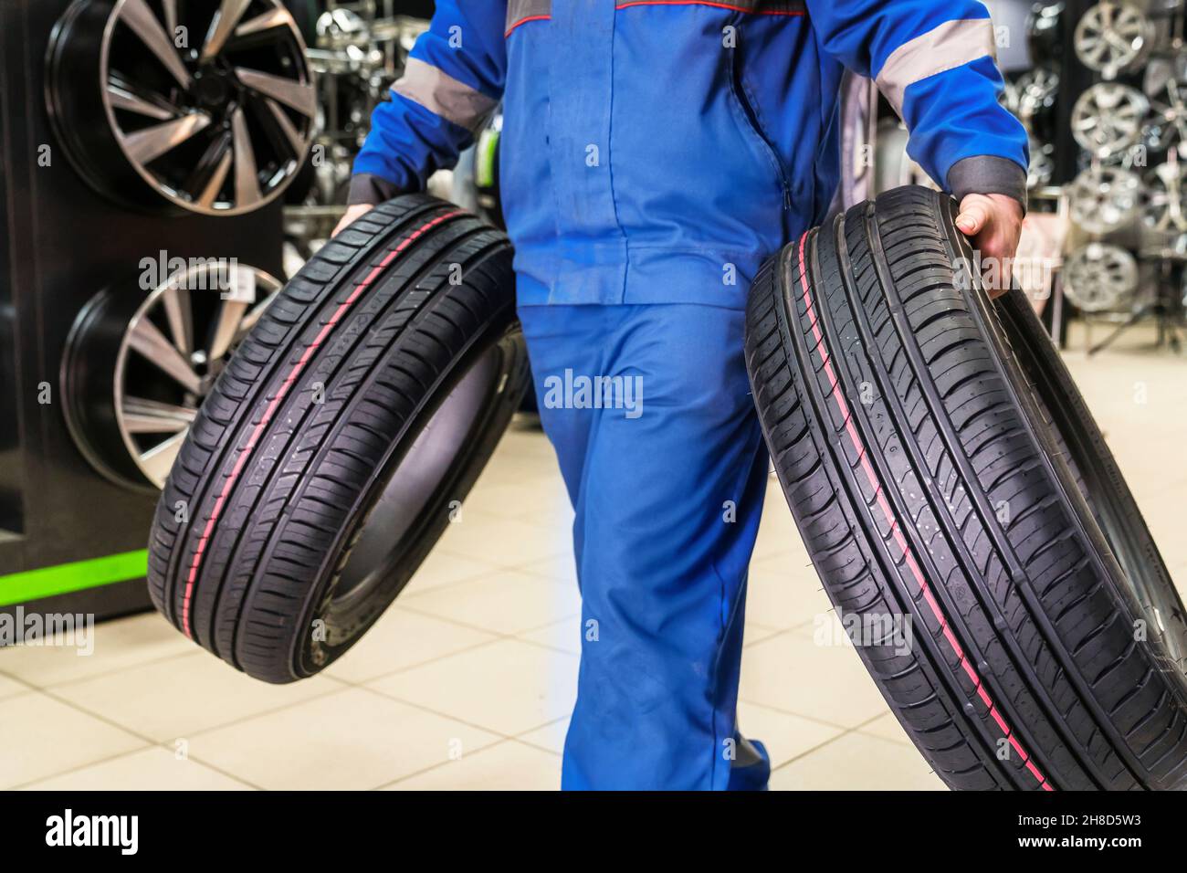 i nuovi pneumatici estivi sono trasportati dal venditore all'acquirente o al montatore di pneumatici. nuovo acquisto e cambio di pneumatici stagionale. Foto Stock