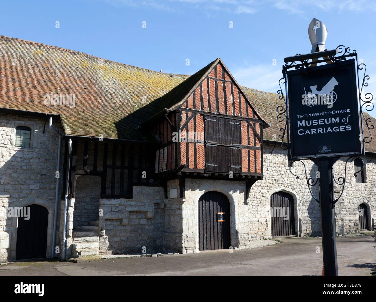 Maidstone Carriage Museum, ospitato in scuderie del XIV secolo del complesso medievale del Palazzo arcivescovile, Mill Street Maidstone, Kent Foto Stock