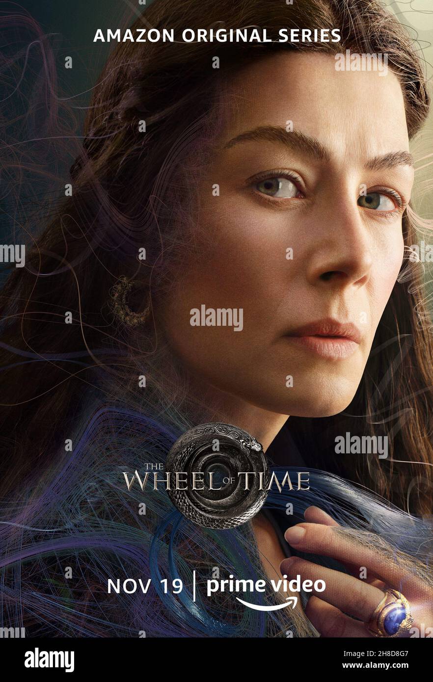 USA. Rosamund Pike nella (C)Amazon video nuova serie: La ruota del tempo (2021) . Trama: Ambientato in un mondo di fantasia dove esiste la magia, ma solo alcuni possono accedervi, una donna di nome Moiraine attraversa i sentieri con cinque giovani uomini e donne. Ciò genera un viaggio pericoloso, che attraversa tutto il mondo. Basato sulla serie di libri di Robert Jordan. Rif: LMK106-J76123-231121 fornito da LMKMEDIA. Solo editoriale. Landmark Media non è il proprietario di copyright di questi filmati o TV, ma fornisce un servizio solo per i media outlet riconosciuti. pictures@lmkmedia.com Foto Stock