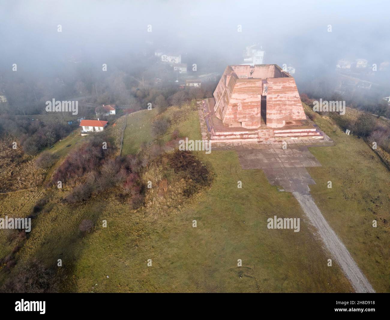 Veduta aerea del Pantheon Madre Bulgaria, dedicato ai soldati caduti della guerra serbo-bulgara del 1885, villaggio di Gurgulyat, Bulgaria Foto Stock