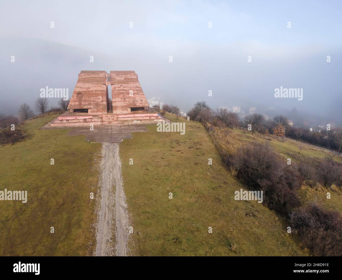 Veduta aerea del Pantheon Madre Bulgaria, dedicato ai soldati caduti della guerra serbo-bulgara del 1885, villaggio di Gurgulyat, Bulgaria Foto Stock