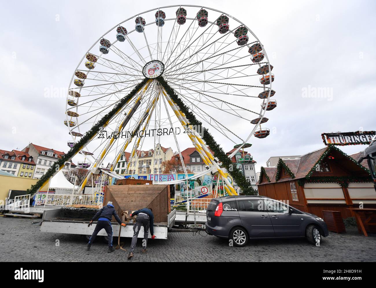 Erfurt, Germania. 29 novembre 2021. Showmen al mercatino di Natale di Erfurt caricano parti delle sovrastrutture dopo lo smantellamento. Il mercato tradizionale è stato aperto il 23 novembre e chiuso il 24 novembre a causa dell'attuale ordinanza di Corona. In vista della cancellazione di molti mercati natalizi, l'Associazione tedesca degli Showmen ha chiesto un massiccio aiuto finanziario statale. Credit: Martin Schutt/dpa-Zentralbild/dpa/Alamy Live News Foto Stock