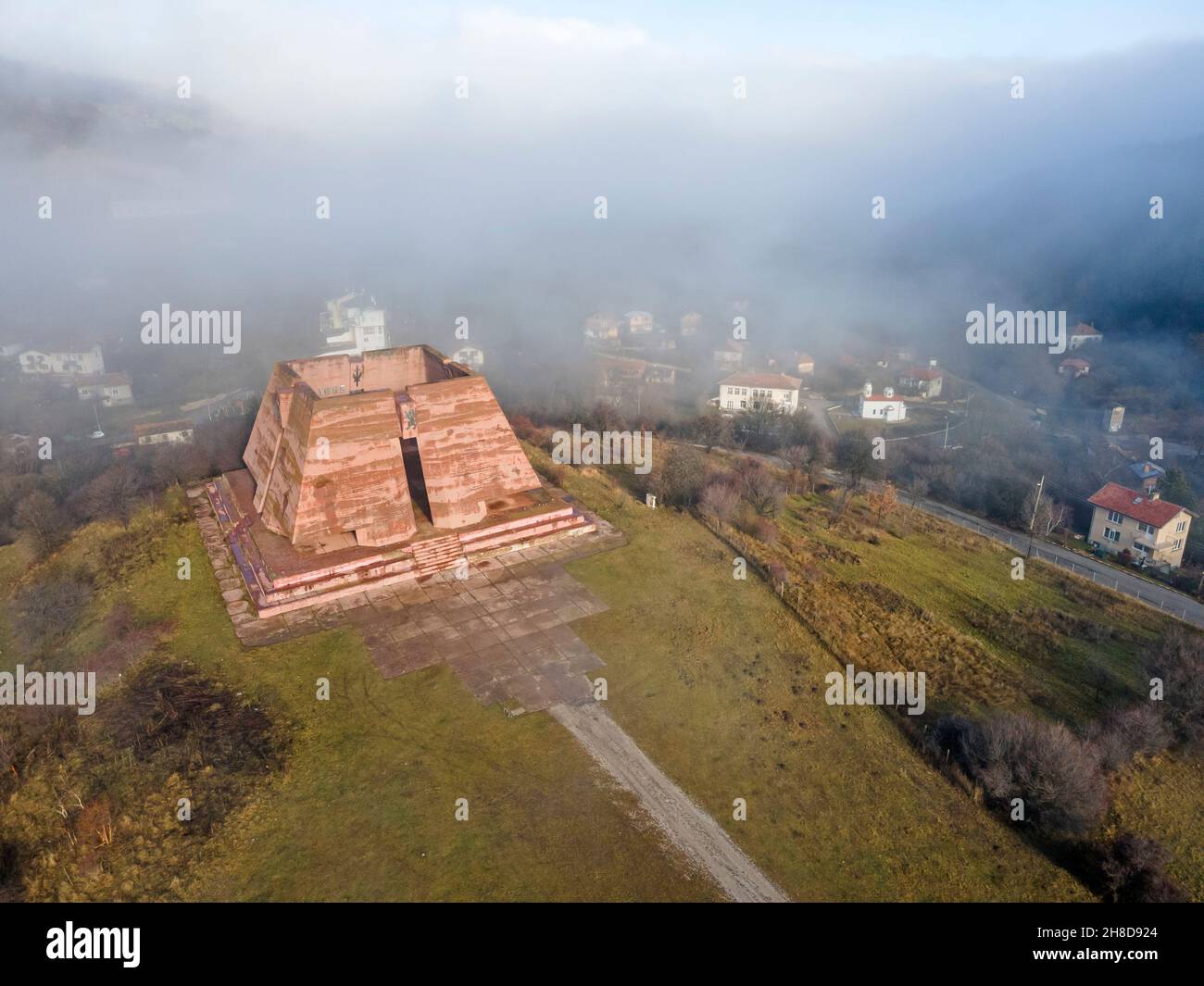 Veduta aerea del Pantheon Madre Bulgaria, dedicato ai soldati caduti della guerra serbo-bulgara del 1885, villaggio di Gurgulyat, Bulgaria Foto Stock