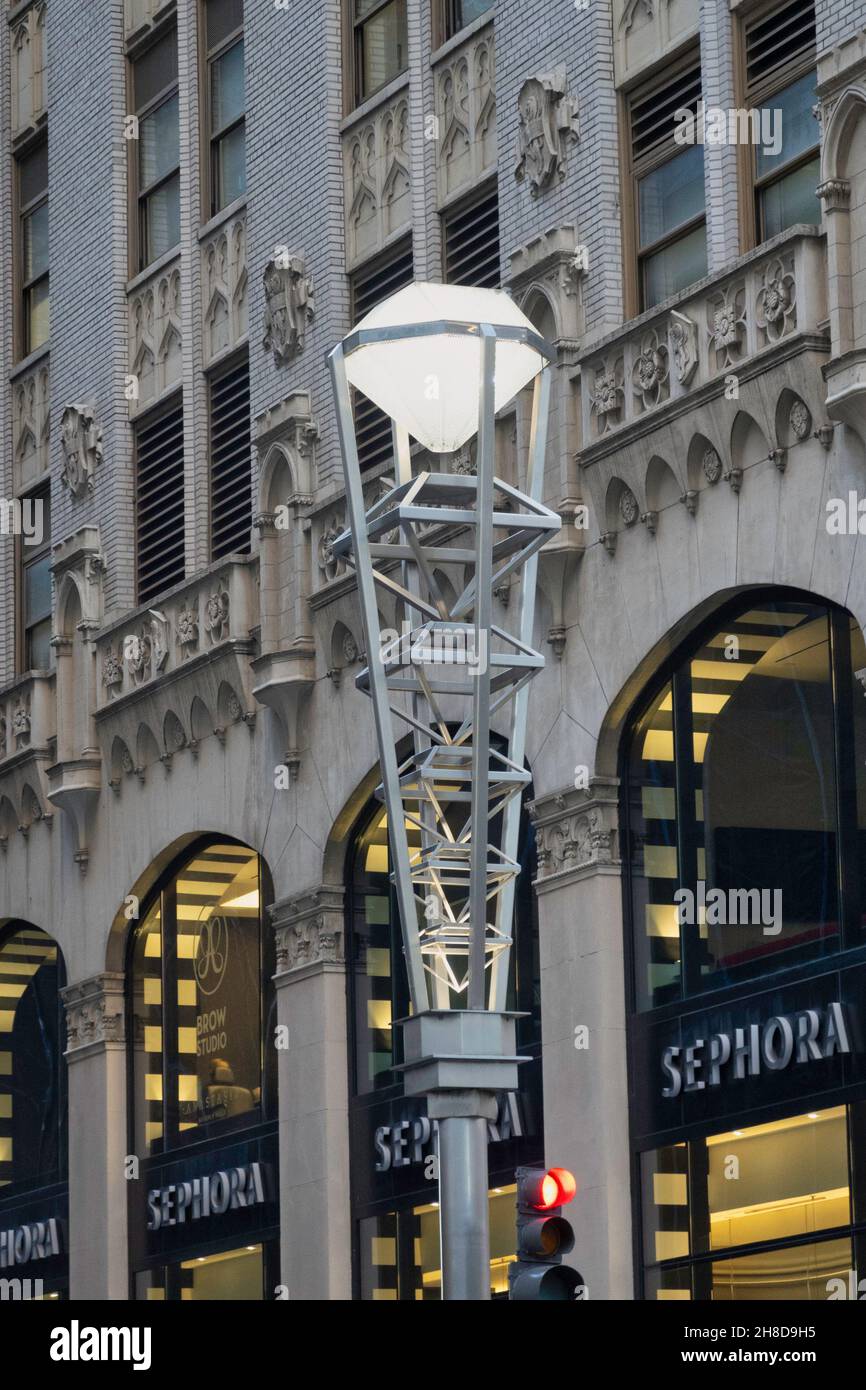 Un lampione a forma di diamante segna l'ingresso al Diamond District in W. 47th Street, New York City, USA 2021 Foto Stock