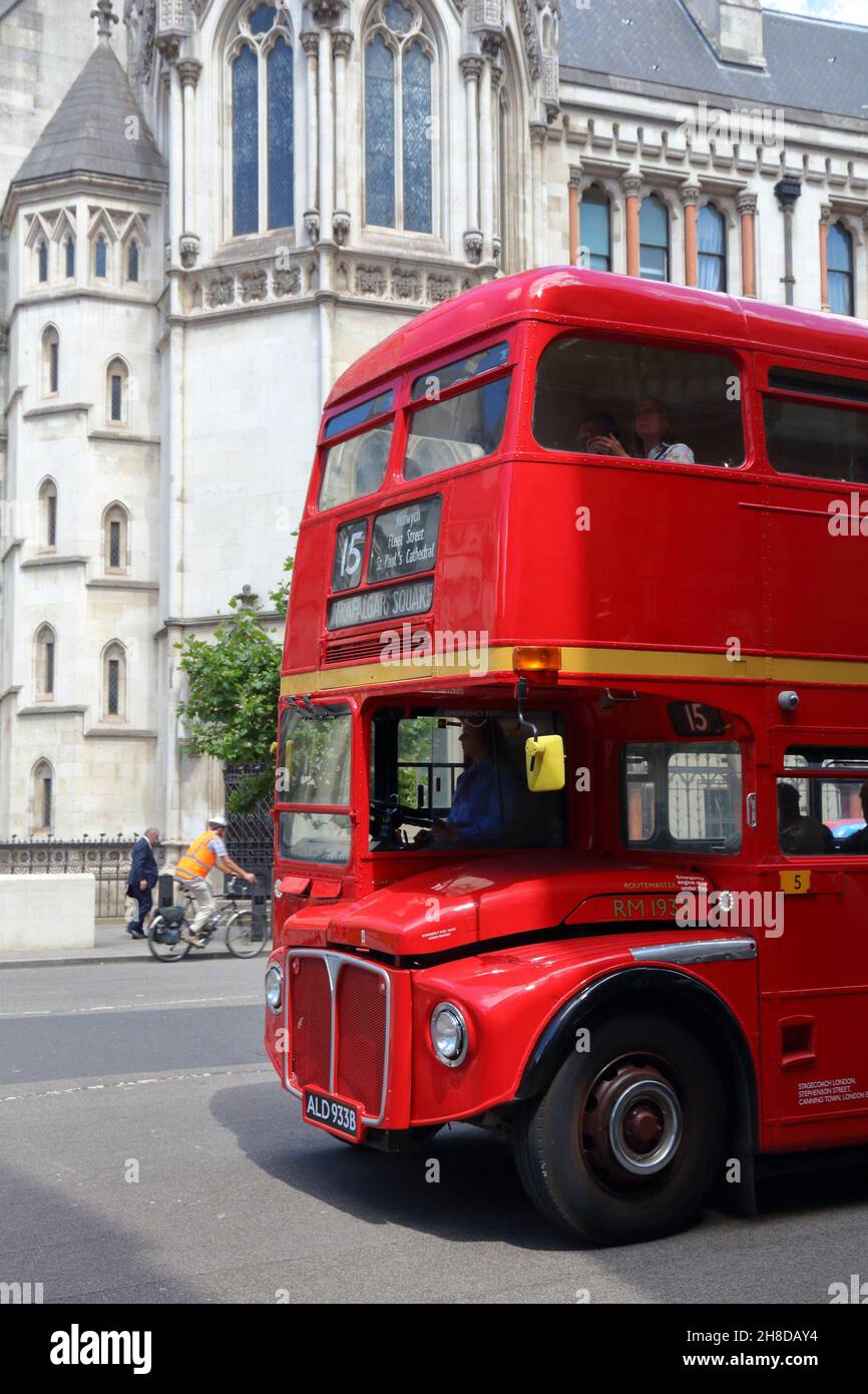 LONDRA, Regno Unito - 6 LUGLIO 2016: La gente guida un autobus a due piani classico al The Strand, Londra, Regno Unito. Il trasporto per Londra (TFL) opera 8,000 autobus su 673 r Foto Stock