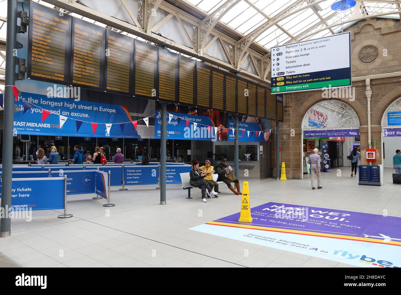 SHEFFIELD, Regno Unito - 10 luglio 2016: i passeggeri di attendere alla stazione di Sheffield NEL REGNO UNITO. La stazione ferroviaria è stata utilizzata da 9,1 milioni di passeggeri nel 2014. Foto Stock