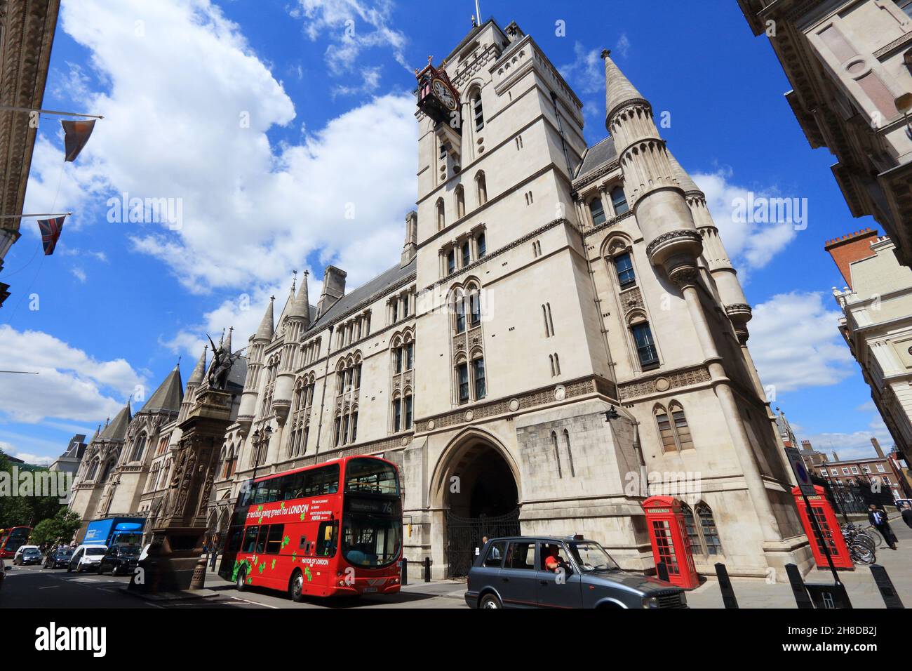 LONDRA, Regno Unito - 6 LUGLIO 2016: La gente ride autobus a due piani presso lo Strand, Londra, Regno Unito. Il trasporto per Londra (TFL) opera 8,000 autobus su 673 linee. Foto Stock