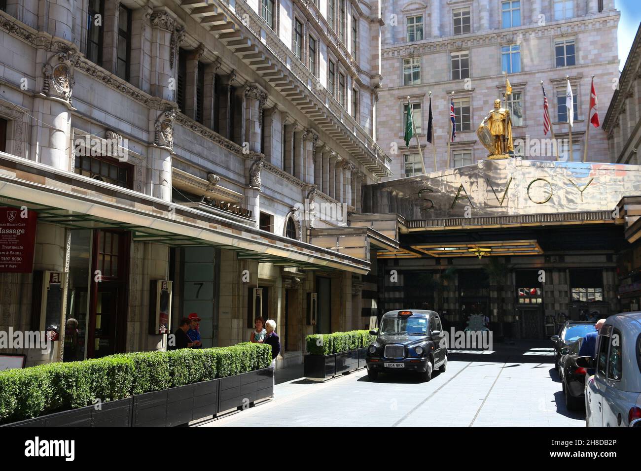 LONDRA, Regno Unito - 6 LUGLIO 2016: Famous Hotel Savoy at the Strand a Londra, Regno Unito. È di proprietà della società Saudi Kingdom Holding. Foto Stock