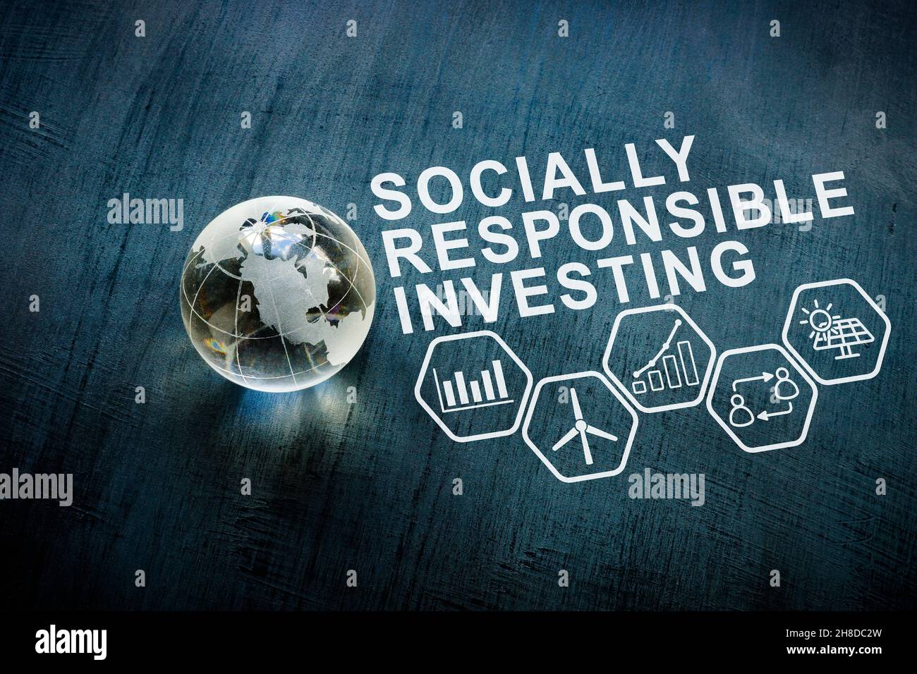 Globo di vetro e iscrizione socialmente responsabile investendo SRI. Foto Stock