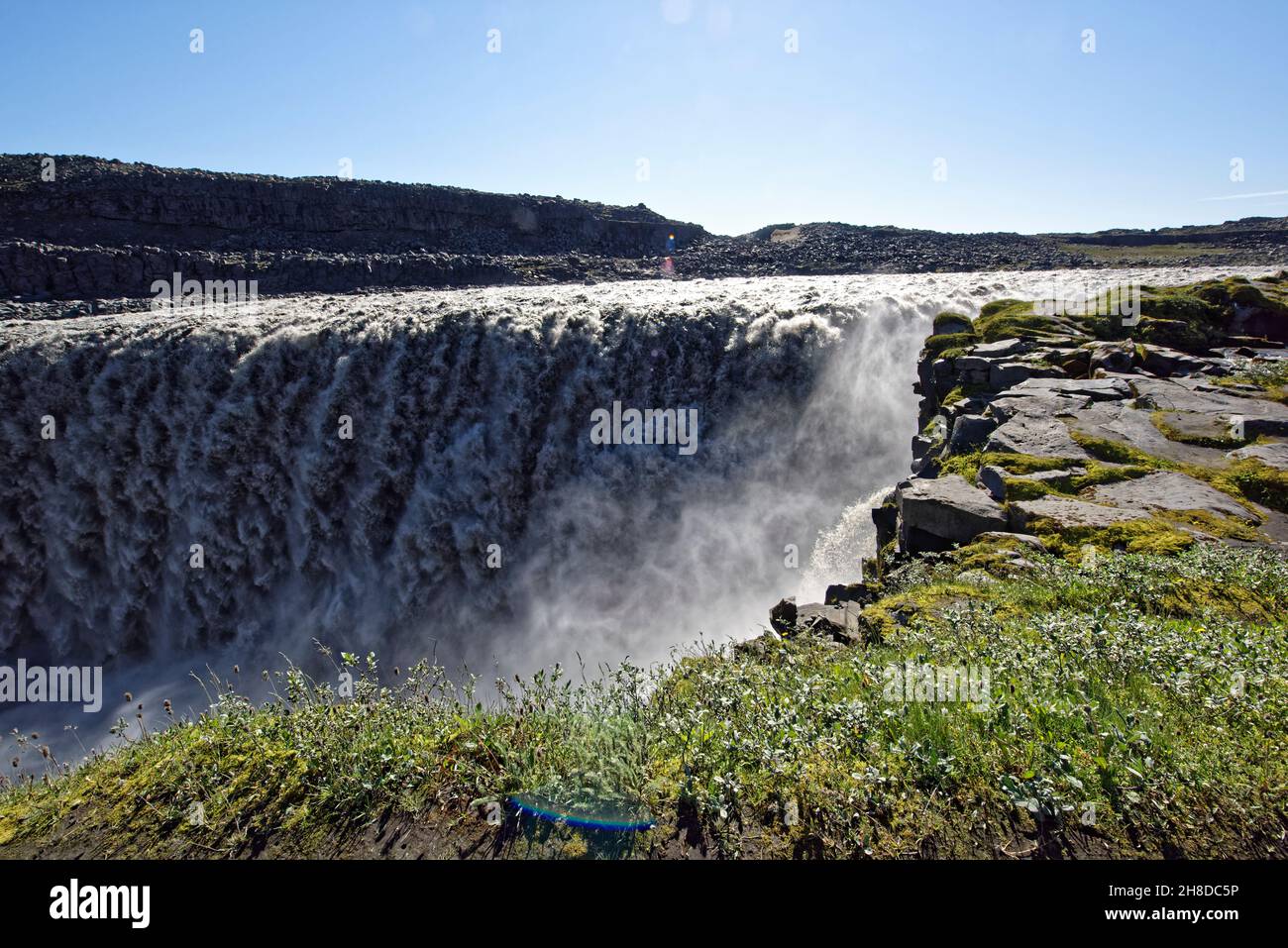 Dettifoss Europa s più grande cascata Jokulsa su un fiume Fjollum Islanda Regioni polari.i turisti sul sentiero di Dettifoss cascata in Vatnajokull National Foto Stock