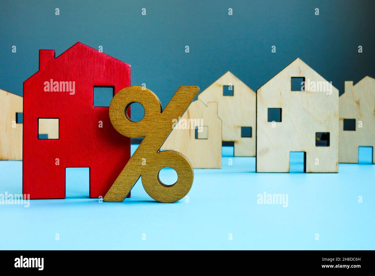 Modello casa rossa e segno di percentuale. Rifinanziare i tassi ipotecari. Foto Stock