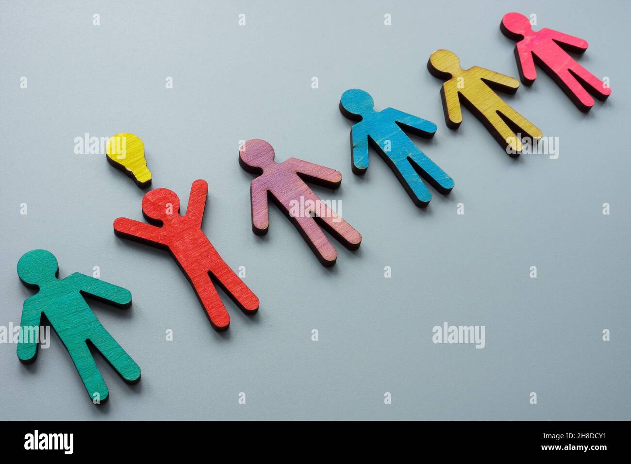 Figure e una con una buona idea. Concetto di brainstorm. Foto Stock