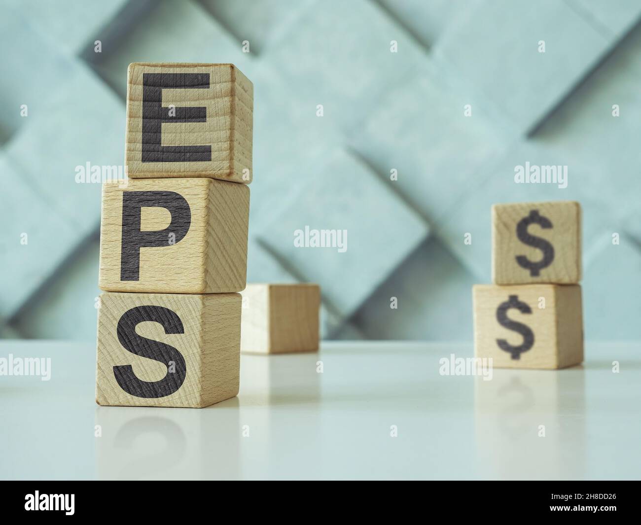 Colonna di cubi con l'abbreviazione utile per azione EPS. Foto Stock