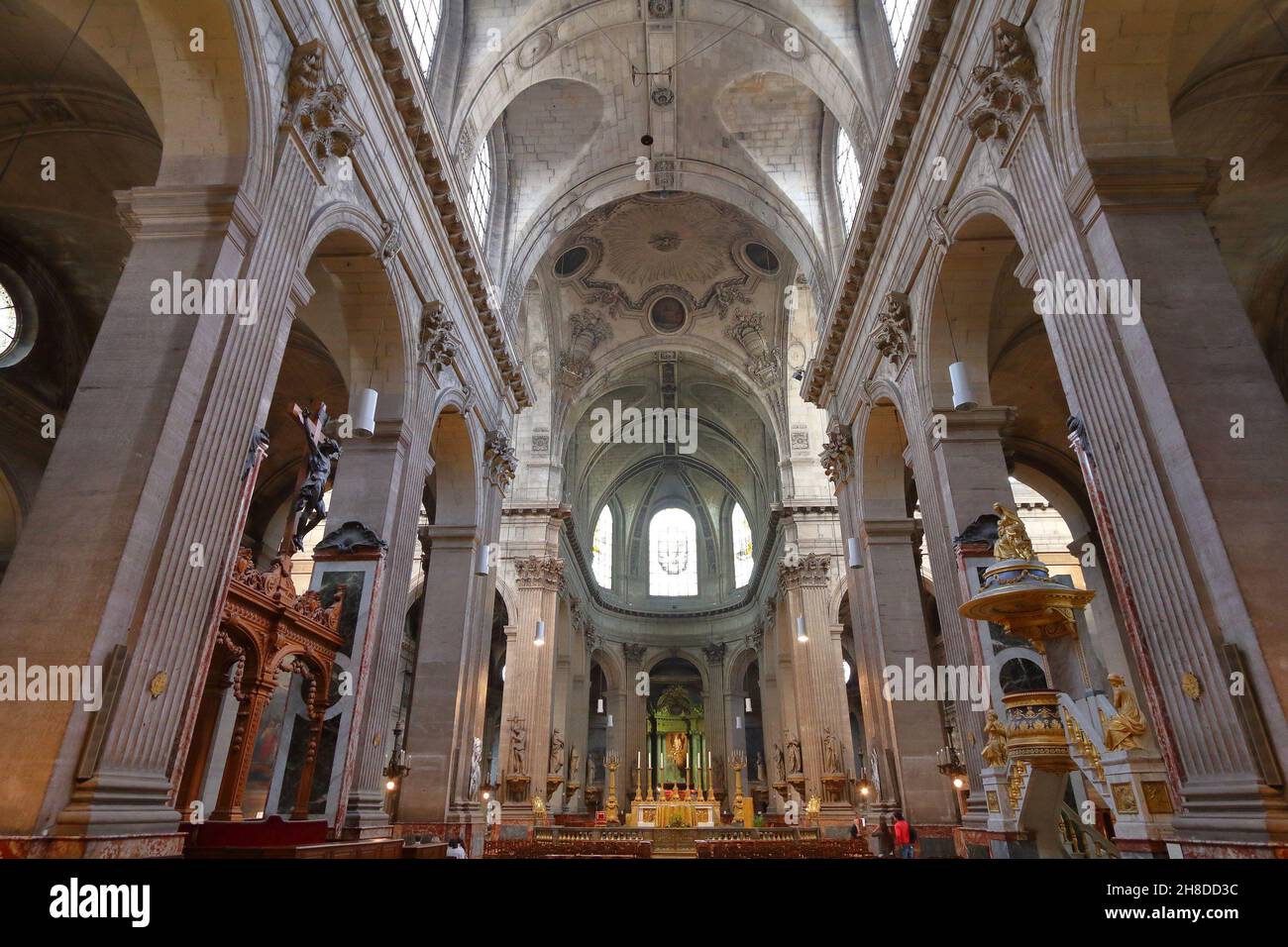 PARIGI, FRANCIA - 23 LUGLIO 2011: La gente visita la chiesa di Saint Sulpice a Parigi. Si trova nel quartiere Latino, 6 ° arrondissement di Parigi. Foto Stock
