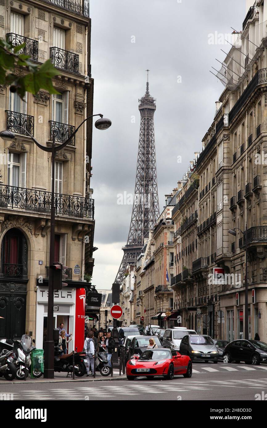 PARIGI, FRANCIA - 24 LUGLIO 2011: Nuvoloso giorno vista sulla strada con la Torre Eiffel a Parigi, Francia. Parigi è la città più visitata del mondo con 15.6 milioni di abitanti Foto Stock