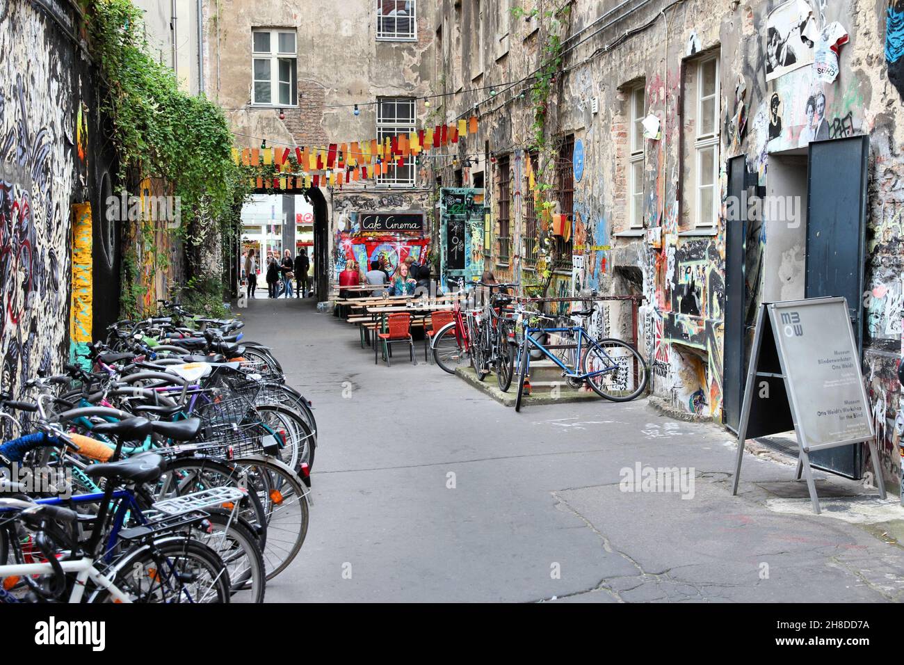 Berlino, Germania - 27 agosto 2014: la gente visita al vecchio Hackesche Hofe a Berlino. L'architettura art nouveau complesso risale al 1906 e la parte di esso che ho Foto Stock