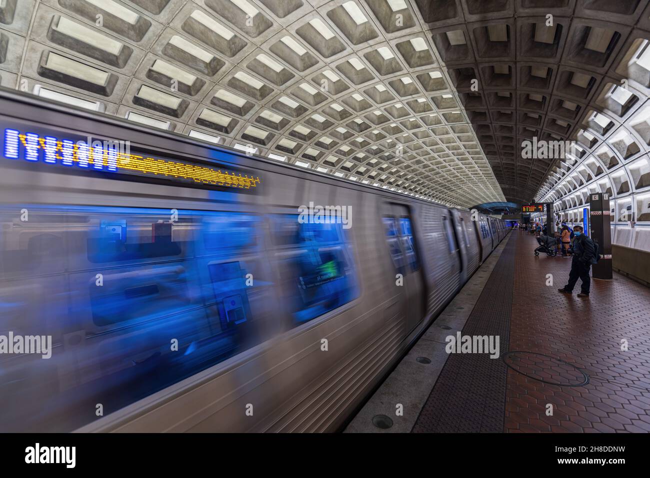 Washington DC, USA - 15 NOVEMBRE 2021: Treno in arrivo alla stazione della metropolitana. Lunghi percorsi di esposizione sul treno in arrivo. Foto Stock