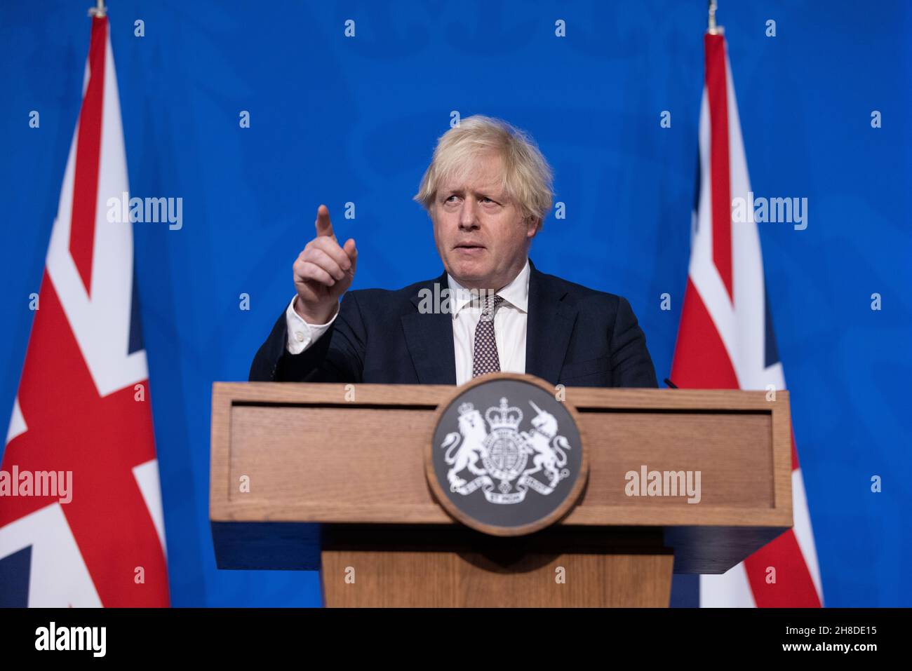 Il primo ministro britannico Boris Johnson consegna la COVID-19 Press Conference esortando le persone ad ottenere i loro booster jab, Downing Street, Londra, Regno Unito Foto Stock