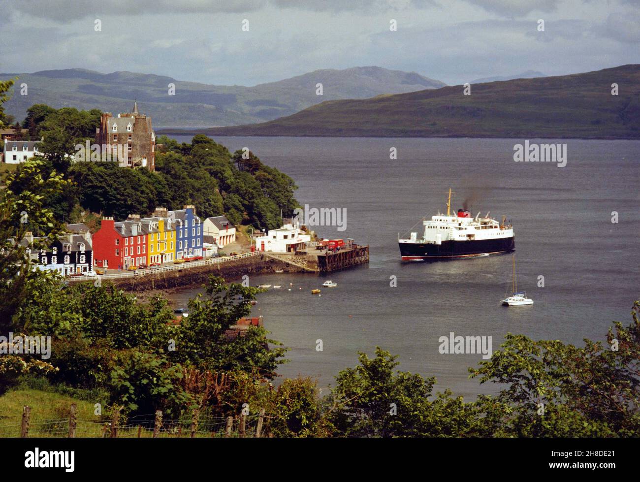MV Columba arriva a Tobermory, Mull anni '70 Foto Stock