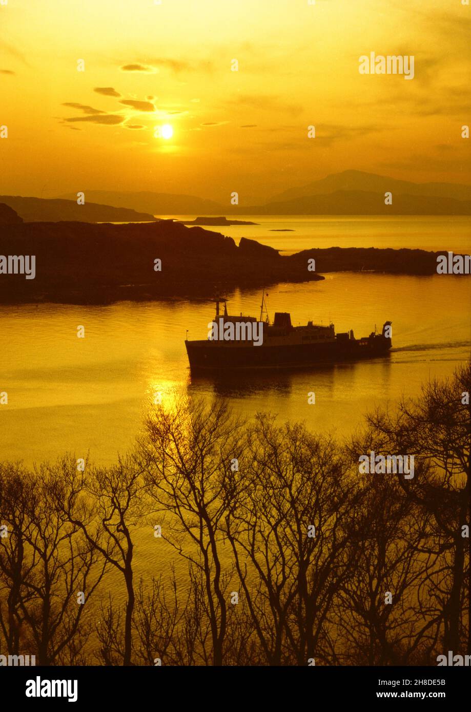 MV Glen Sannox entra nella baia di Oban al tramonto degli anni '70 Foto Stock