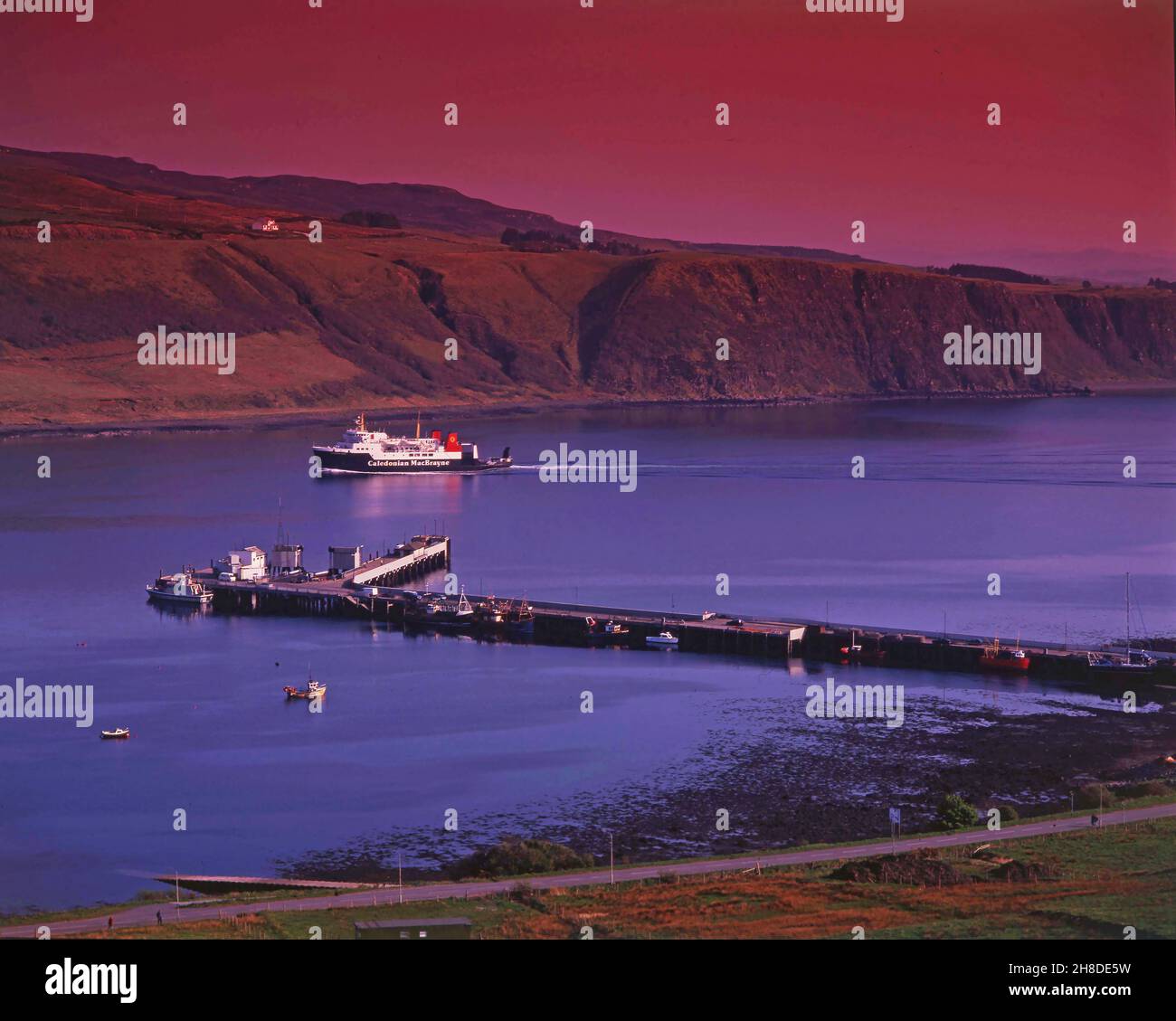 Le Isole Ebridei MV che arrivano a Uig al Tramonto, Skye anni '90. Foto Stock