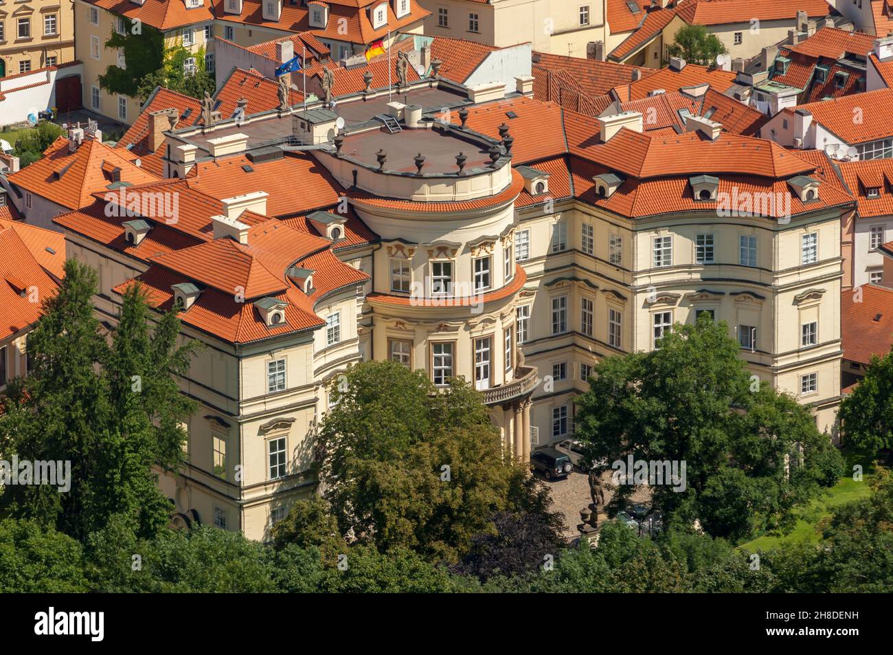 Il barocco Palais Lobkowicz del 1707 ospita l'Ambasciata tedesca a Malá Strana di Praga, con il suo tetto in terracotta, le finestre dormitorio e il giardino Foto Stock