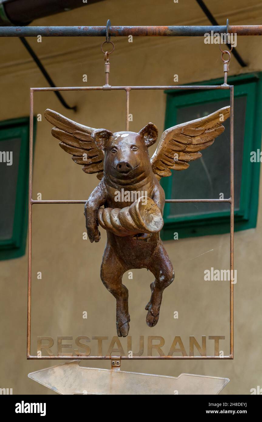 I maiali potrebbero volare! Un cartello volante di maiale pubblicizza il Cafe Zlatá ulička nella corsia d'oro del Castello di Praga Foto Stock