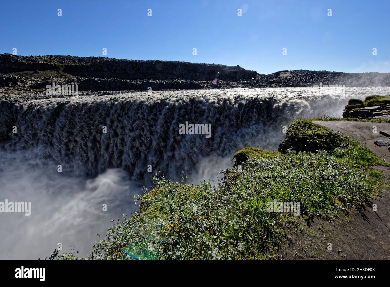 Dettifoss Europa s più grande cascata Jokulsa su un fiume Fjollum Islanda Regioni polari.i turisti sul sentiero di Dettifoss cascata in Vatnajokull National Foto Stock