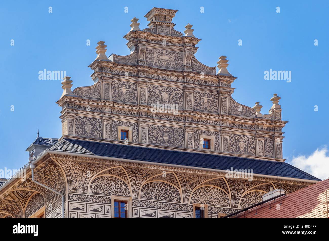 Finemente decorato sgraffito copre l'alto timpano del primo Rinascimento Schwarzenberg Palace, costruito nel 1567 è ora la Galleria Nazionale Foto Stock