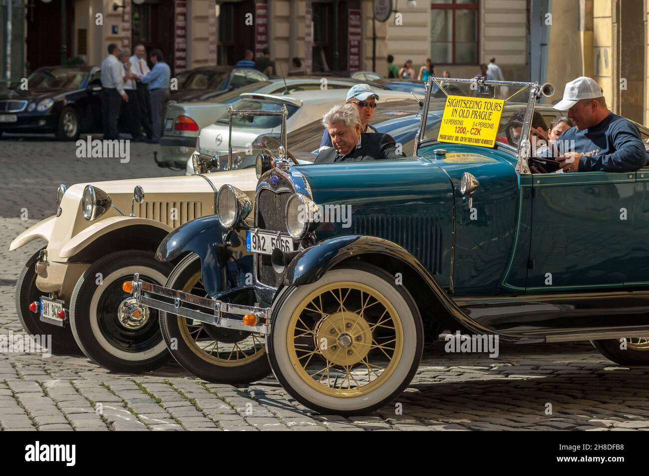Le auto d'epoca Tatra 12 e Ford ti aspettano nella città vecchia di Praga Foto Stock