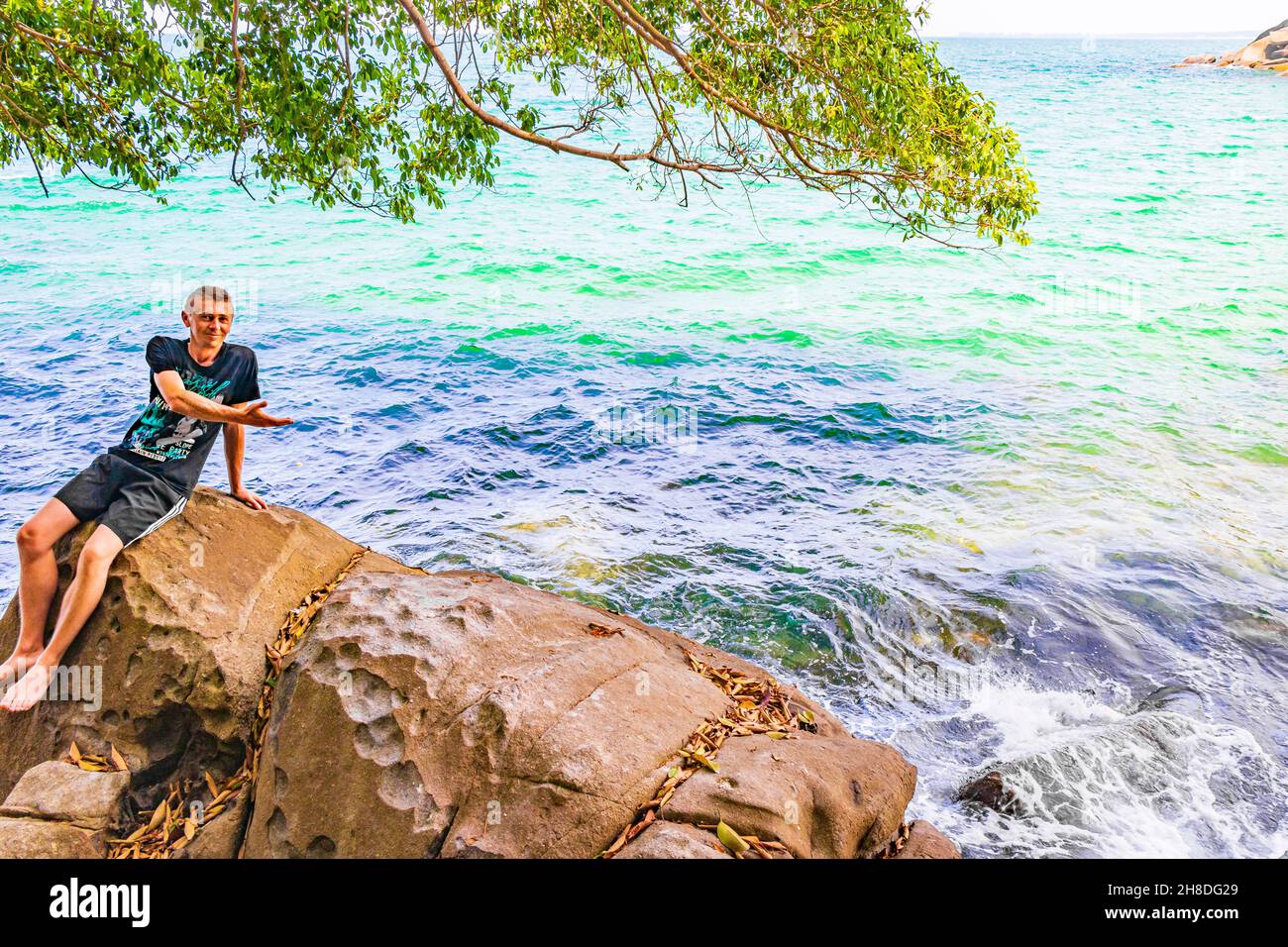 Maschio giovane turista e viaggiatore a bella incredibile piccola spiaggia di sabbia paesaggio vista panoramica del Lam RU Lamru Nationalpark a Khao Lak Khu Foto Stock