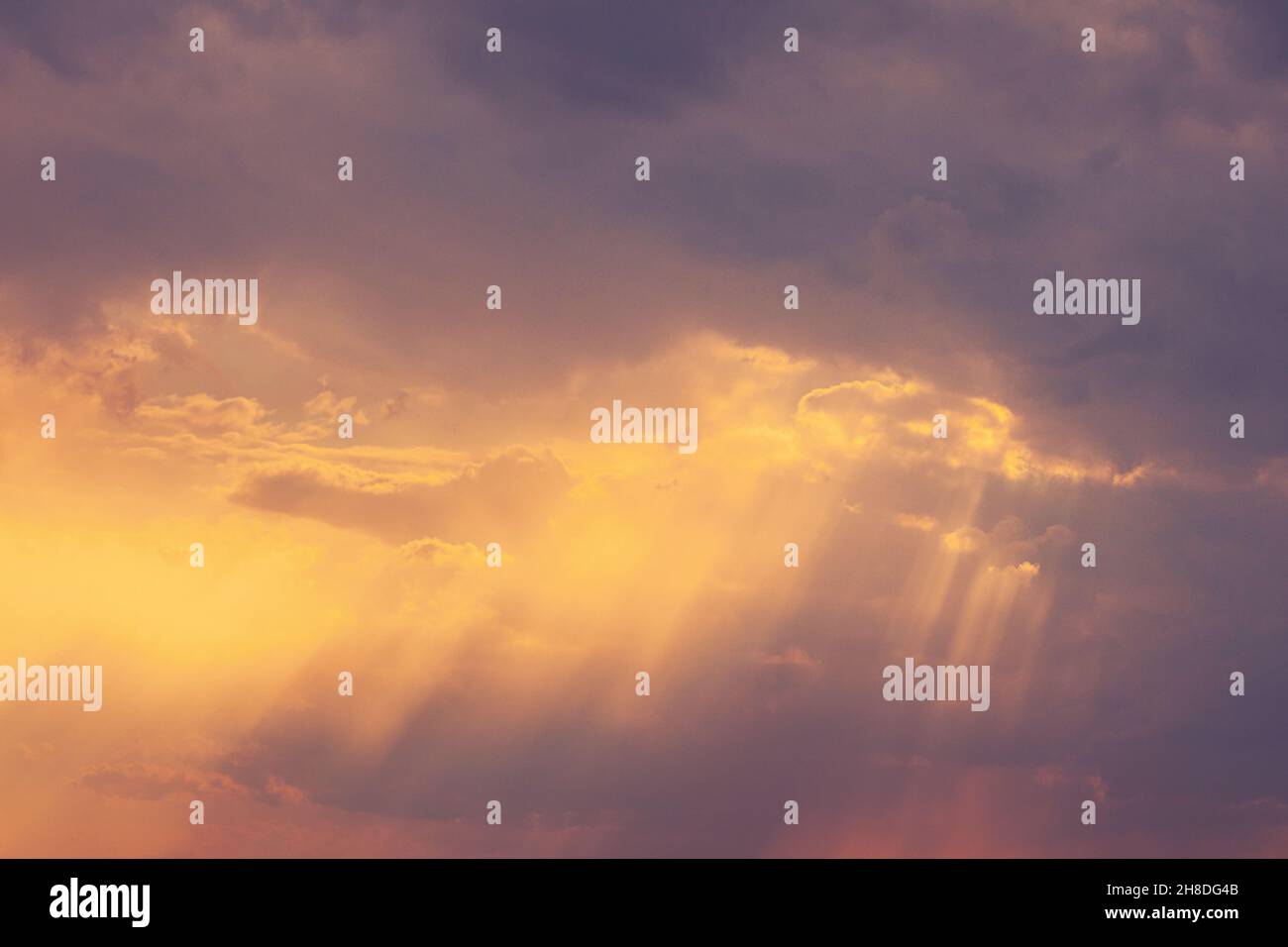 Raggi del sole nel cielo drammatico e luminoso naturale stupefacente nel Sunset Sunrise Time. Sfondo cielo colorato. Bellezza nella natura. Sunset Sunrise. Naturale luminoso Foto Stock