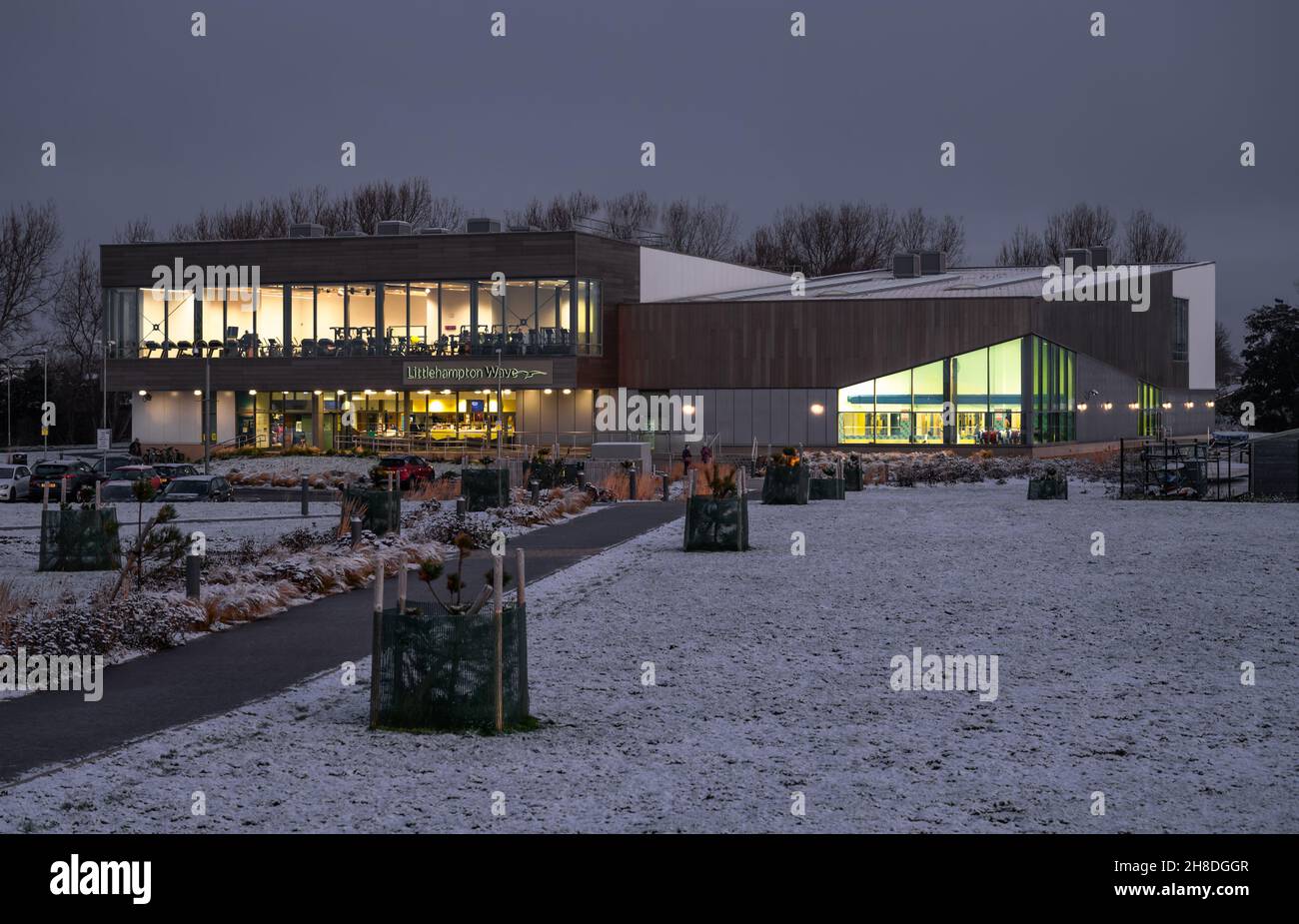 La gente ha una sessione di palestra di mattina presto in inverno prima dell'alba al centro ricreativo e palestra Littlehampton Wave a Littlehampton, West Sussex, Regno Unito. Foto Stock