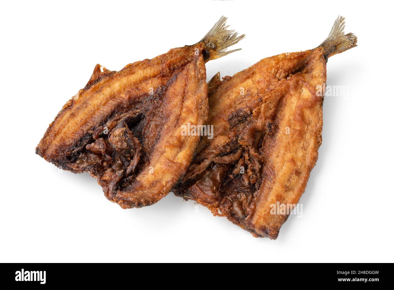 Coppia di filetti di aringa fritti freschi da vicino isolati su sfondo bianco Foto Stock